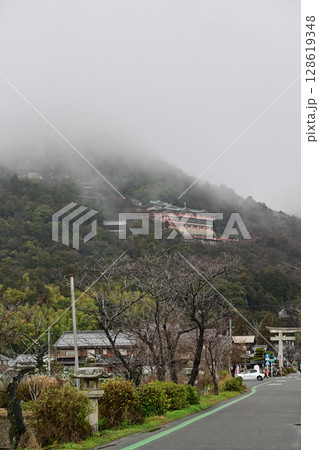 滋賀県　太郎坊宮 128619348