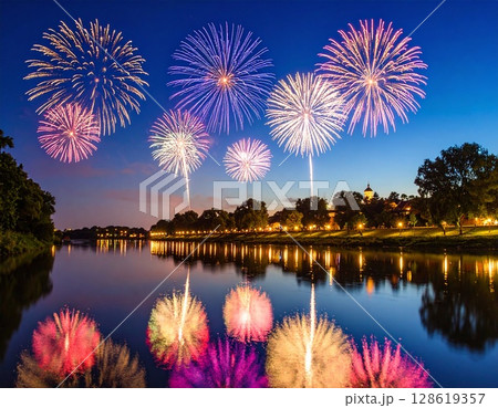 夜空を彩る華麗な花火：水面に映る光の祭典 128619357