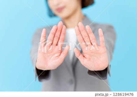 両手で拒絶するスーツを着たミドル女性ビジネスウーマン 128619476