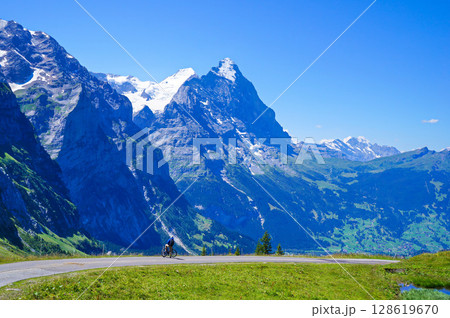 グロッセシャイデック峠道から見たアイガーとメンヒ【スイス】 128619670