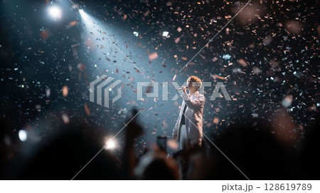 ライブのフィナーレで感動するアイドル ライブのフィナーレで感動するアイドル 128619789