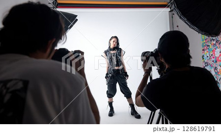 アイドルのCDジャケット撮影シーン アイドルのCDジャケット撮影シーン 128619791