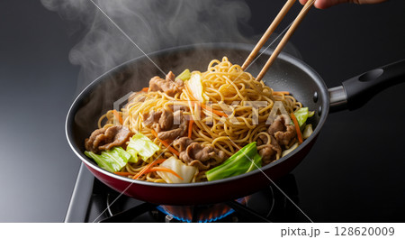 フライパンで焼きそばを作る 128620009