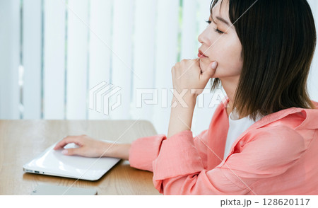 デジタルに疲れた若い女性 128620117