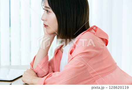 デジタルに疲れた若い女性 デジタルに疲れた若い女性 128620119
