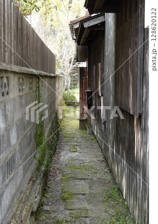 石見銀山 町並み地区 古民家と塀の間の狭い路地 石見銀山 町並み地区 古民家と塀の間の狭い路地 128620122