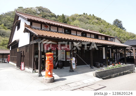 見銀山 町並み地区のノスタルジックな古民家とレトロな赤いポスト 見銀山 町並み地区のノスタルジックな古民家とレトロな赤いポスト 128620124