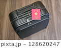 パスポートとキャリーケース 128620247