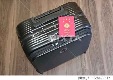 パスポートとキャリーケース 128620247