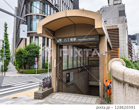JR東日本「八丁堀駅」B4出口の駅名表示部 128620391