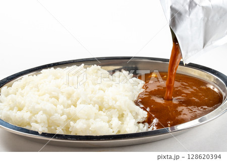 ご飯にカレ-をかける ご飯にカレ-をかける 128620394