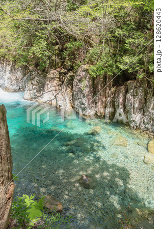 長野阿寺渓谷のトレッキング 128620443