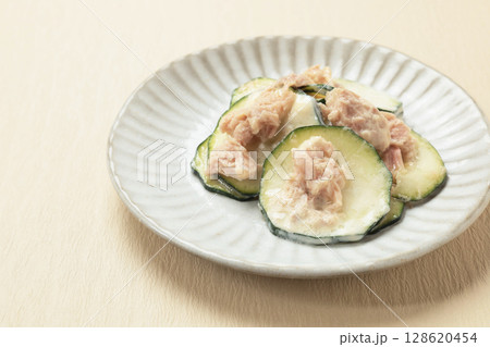 ズッキーニのツナ和え 128620454