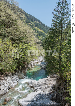 長野阿寺渓谷のトレッキング 128620504