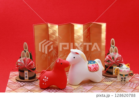 可愛い午の置物 128620788