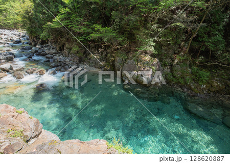 長野阿寺渓谷のトレッキング 128620887