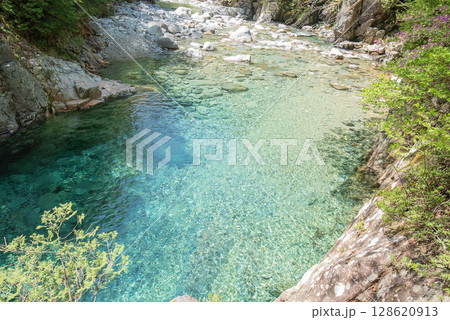 長野阿寺渓谷のトレッキング 128620913