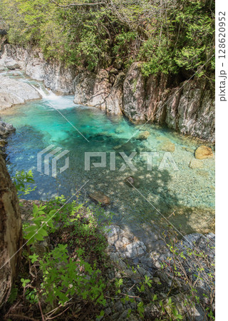 長野阿寺渓谷のトレッキング 128620952