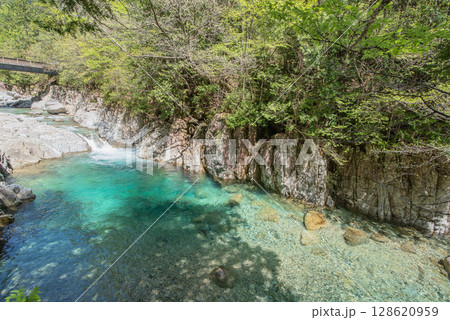 長野阿寺渓谷のトレッキング 128620959