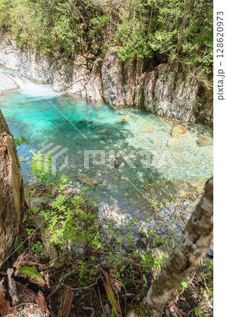 長野阿寺渓谷のトレッキング 128620973