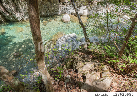 長野阿寺渓谷のトレッキング 128620980