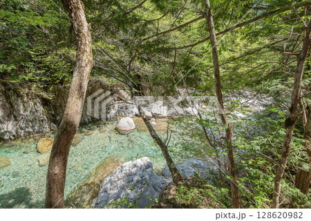 長野阿寺渓谷のトレッキング 128620982