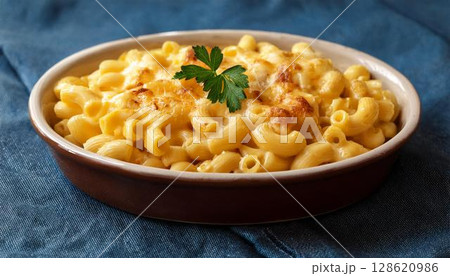 陶器の皿に入ったマカロニとチーズ 128620986