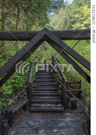 長野阿寺渓谷のトレッキング 128621032