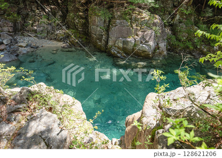 長野阿寺渓谷のトレッキング 128621206