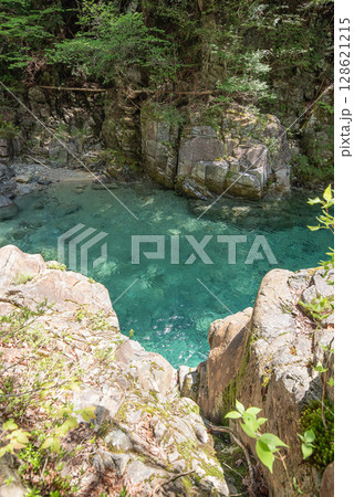 長野阿寺渓谷のトレッキング 128621215