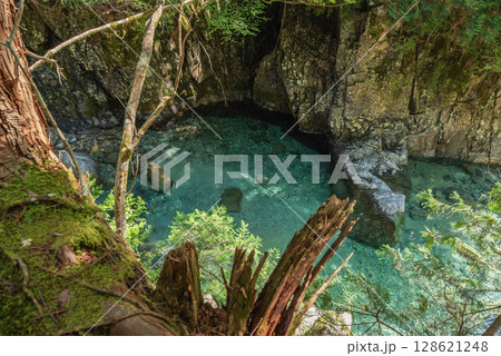 長野阿寺渓谷のトレッキング 128621248