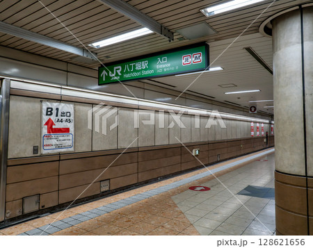 JR東日本「八丁堀駅」構内地下通路の駅名表示部 128621656