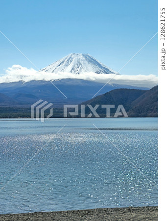 Vertical outdoor park, mount Fuji mountain in Japan countryside Vertical outdoor park, mount Fuji mountain in Japan countryside 128621755
