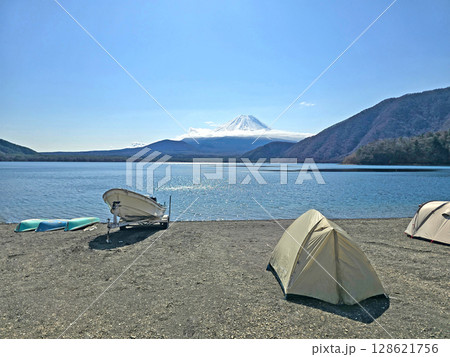 Recreational boats, outdoor park, camping tent, mount Fuji mountain in Japan countryside 128621756