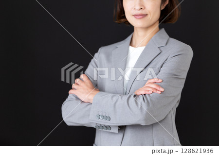 腕組みをするミドル女性ビジネスウーマン 腕組みをするミドル女性ビジネスウーマン 128621936