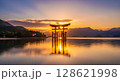 朝焼けの水面に映る鳥居 128621998