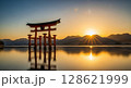 朝焼けの水面に映る鳥居 128621999