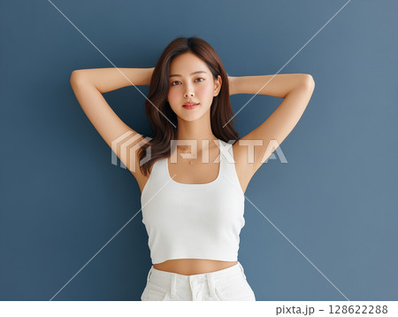 腕を上げたポーズの美しい女性の全身写真 腕を上げたポーズの美しい女性の全身写真 128622288