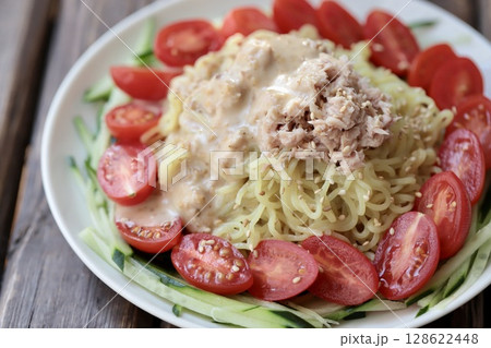 ゴマだれで食べるツナとミニトマトの冷やしラーメン 128622448