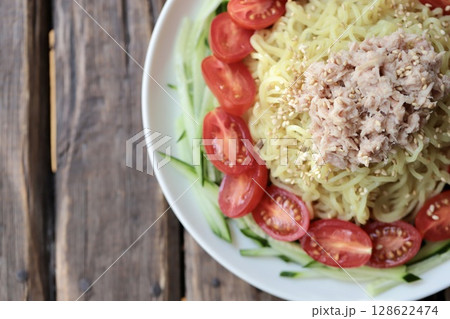 タレをかける前のツナとミニトマトの冷やしラーメン 128622474