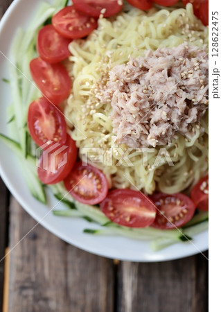 タレをかける前のツナとミニトマトの冷やしラーメン タレをかける前のツナとミニトマトの冷やしラーメン 128622475