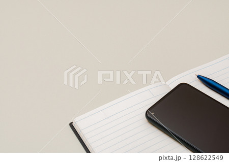 スマートフォンとメモ帳とボールペン スマートフォンとメモ帳とボールペン 128622549