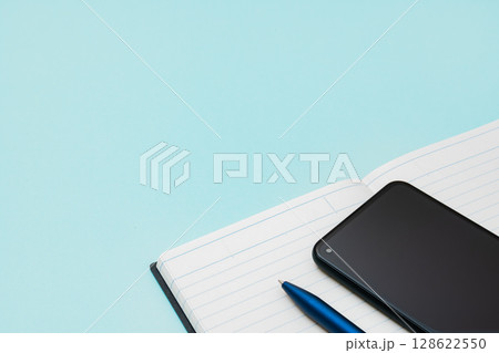 スマートフォンとメモ帳とボールペン スマートフォンとメモ帳とボールペン 128622550