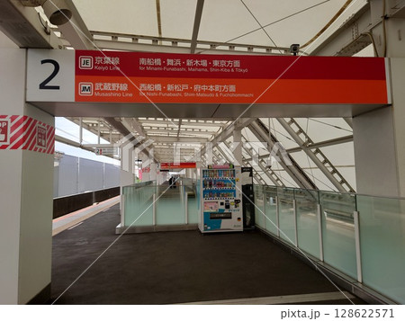 京葉線幕張豊砂駅プラットホーム 128622571