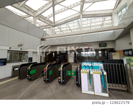 京葉線幕張豊砂駅改札口 128622576