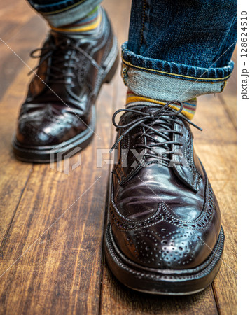 革靴の足元 128624510