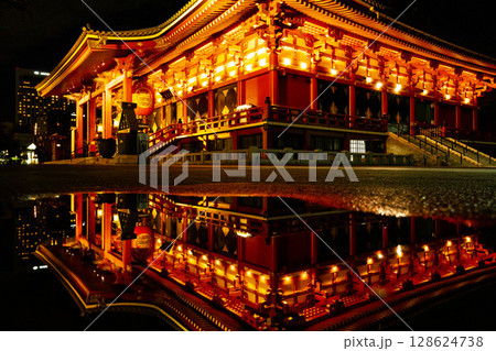 日本のお寺、雨上がりの水面に映る美しい神社、浅草のお寺 128624738