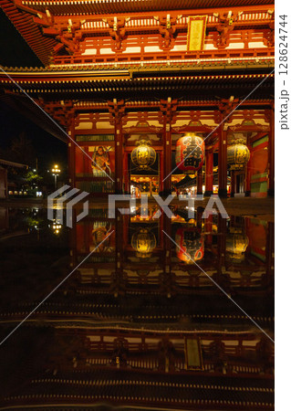 日本のお寺、雨上がりの水面に映る美しい神社、浅草のお寺 128624744
