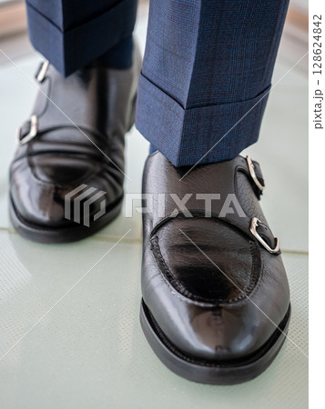 革靴の足元 128624842
