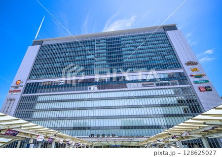 日本の横浜都市景観 飛行機雲…インバウンド…(賑わう)新横浜駅などを望む。新時代へ…=7月19日 日本の横浜都市景観 飛行機雲…インバウンド…(賑わう)新横浜駅などを望む。新時代へ…=7月19日 128625027